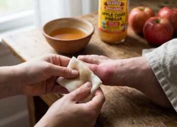 Okłady z octu jabłkowego - ocet jabłkowy na dnę moczanową