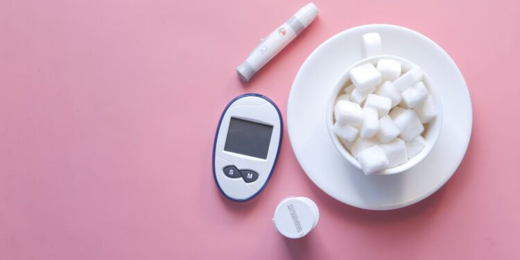 Cukier w filiżance i ciśnieniomierz