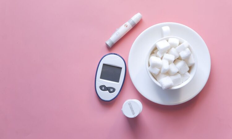 Cukier w filiżance i ciśnieniomierz