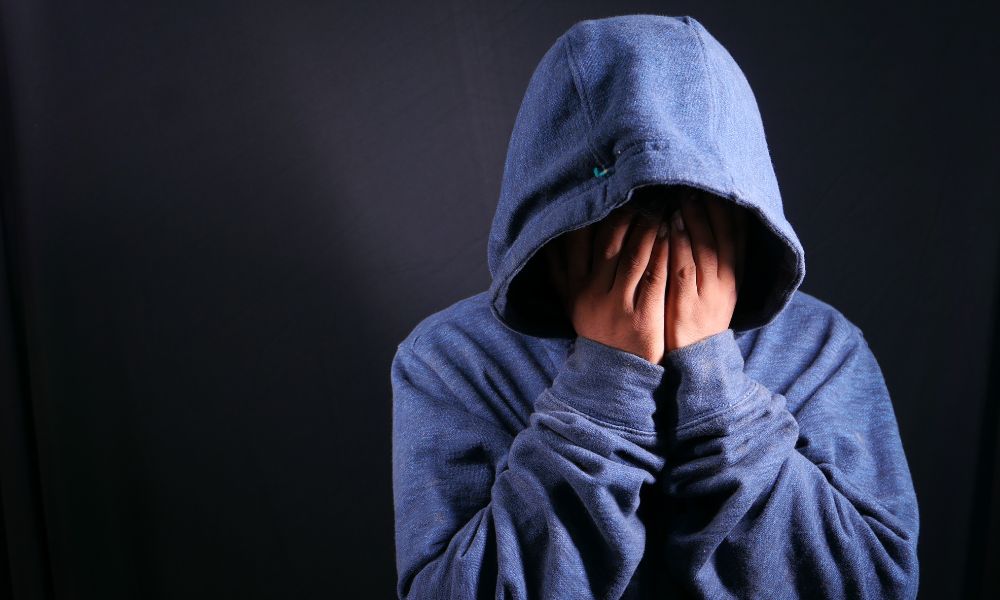 Osoba w kapturze, zmartwiona