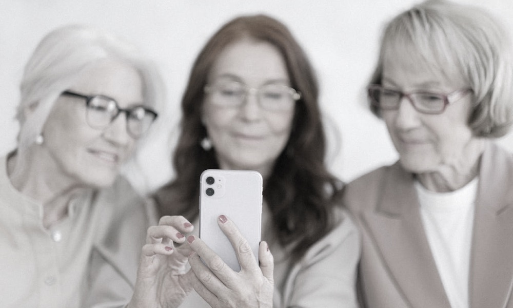 Seniorzy ze smartfonem