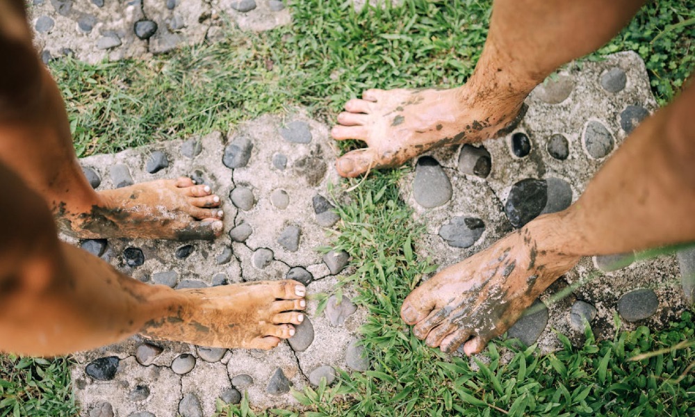 Uziemianie, stopy na trawie