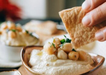 hummus i chrupki chleb, grafika wiodąca do artykułu 10 lat młodszy