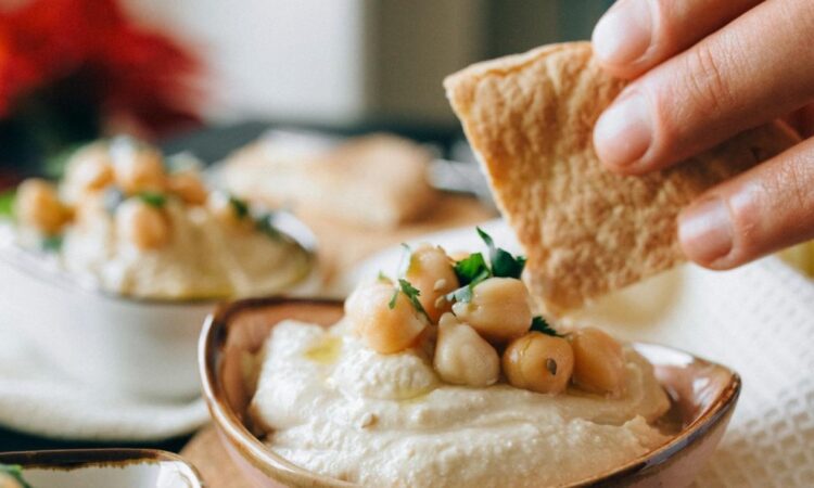 hummus i chrupki chleb, grafika wiodąca do artykułu 10 lat młodszy