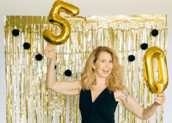 Kobieta świętuje 50 lat - grafika dla artykułu zdrowe nawyki kobiet po 50-tce