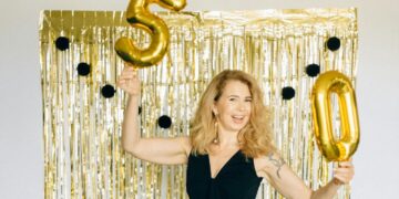 Kobieta świętuje 50 lat - grafika dla artykułu zdrowe nawyki kobiet po 50-tce