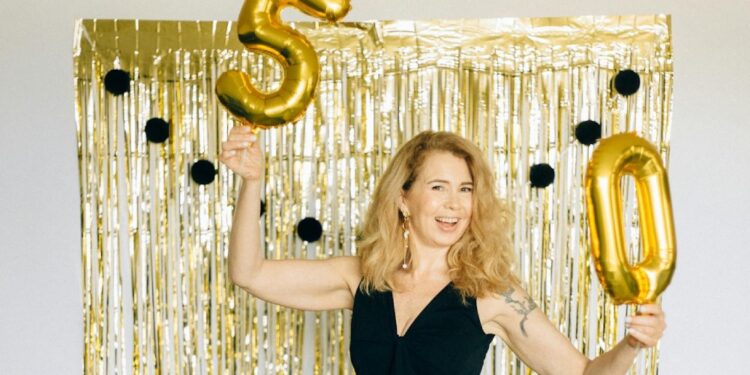 Kobieta świętuje 50 lat - grafika dla artykułu zdrowe nawyki kobiet po 50-tce