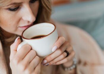 Kobieta pije kawę, grafika wiodąca do artykułu Pić kawę czy może raczej nie