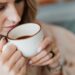Kobieta pije kawę, grafika wiodąca do artykułu Pić kawę czy może raczej nie